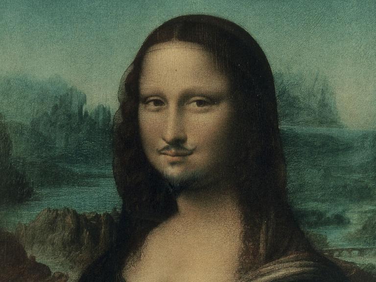 Marcel Duchamps "La Joconde aux moustaches" aus dem Jahr 1930, bei dem die Mona Lisa einen kleinen, gezwirbelten Oberlippenbart trägt.