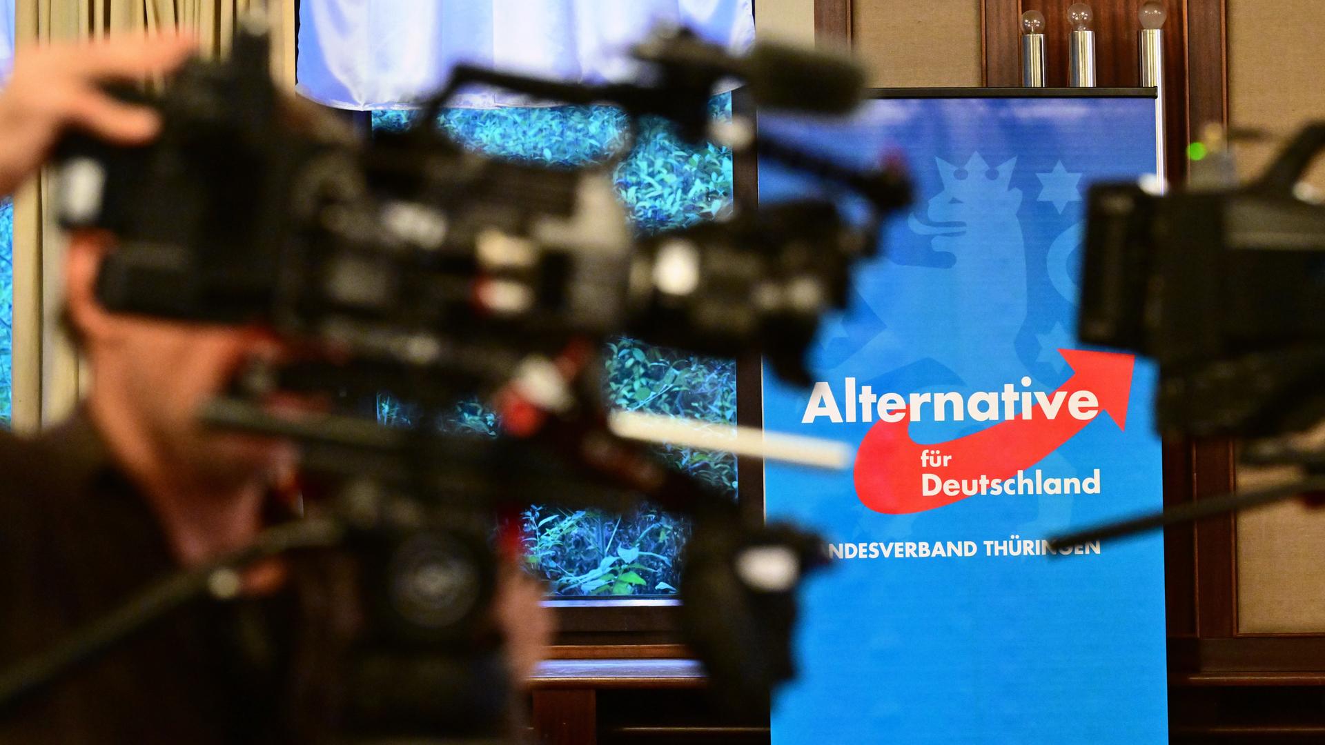 Ein Kameramann in Thüringen filmt im Saal des Hotel Pfiffelburg während des Landesparteitags der AfD.