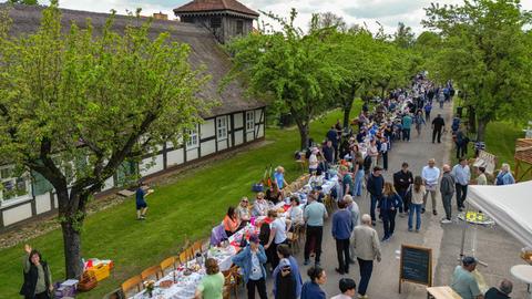 Eine lange Kaffeetafel ist im brandenburgischen Oderbruchdorf Wuschewier aufgebaut. Alle zwei Jahre wird an wechselnden Orten im Oderbruch die längste Kaffeetafel aufgebaut. 