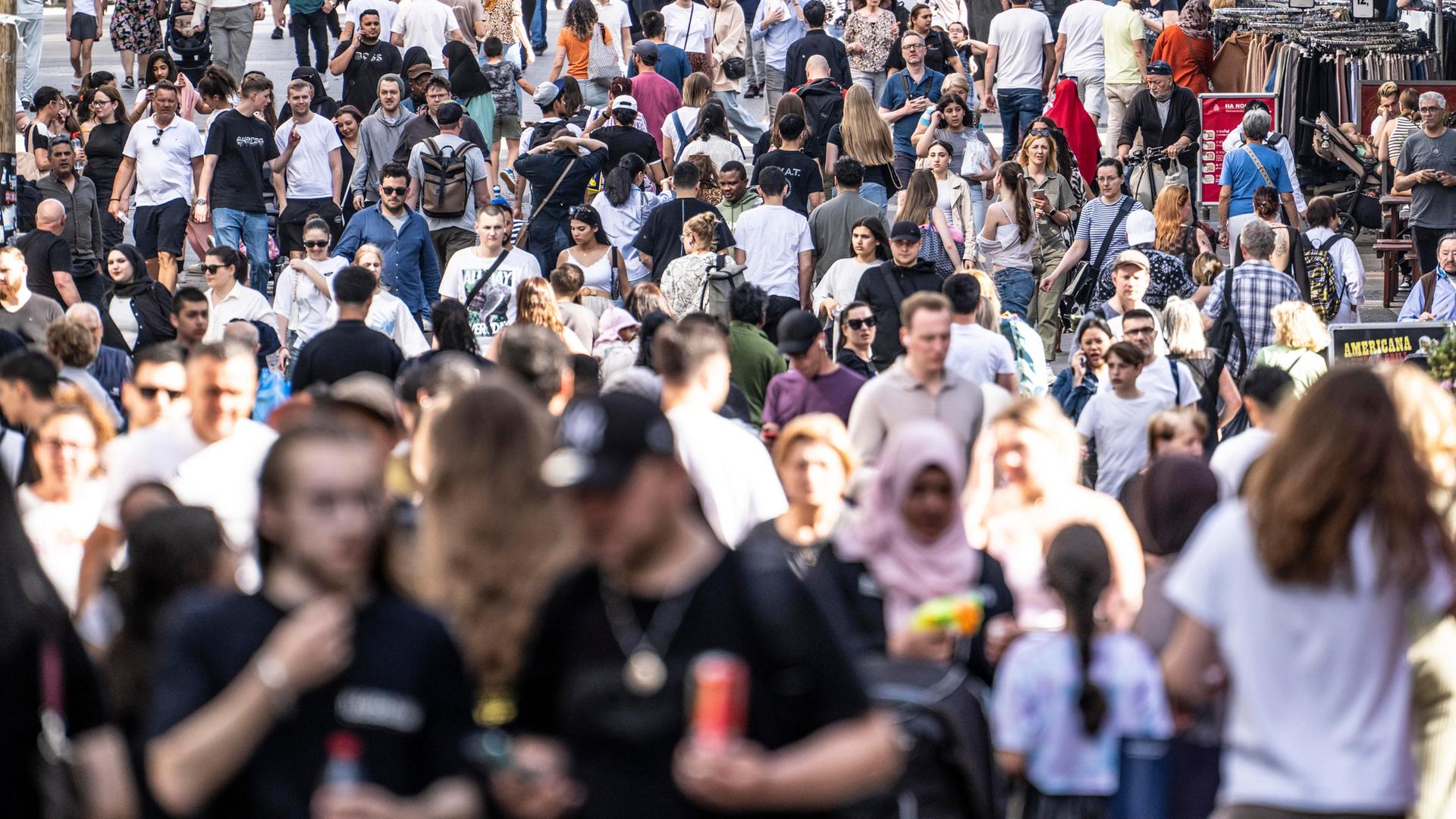 Viele Menschen in der Fußgängerzone nahe des Wuppertaler Hauptbahnhofs Viele Menschen in der Fußgängerzone nahe des Wuppertaler Hauptbahnhofs