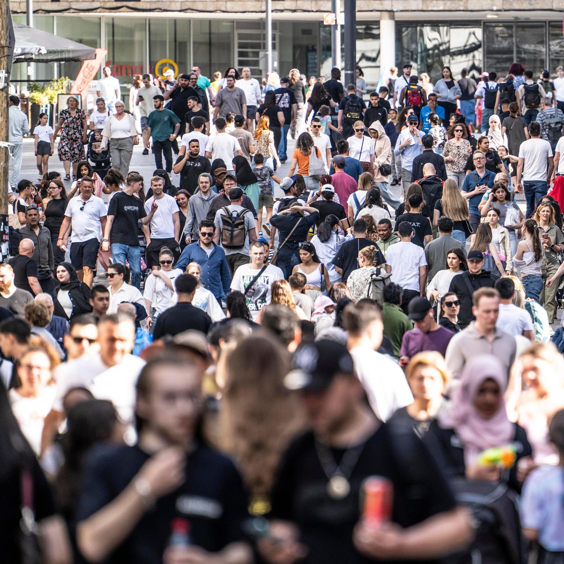Viele Menschen in der Fußgängerzone nahe des Wuppertaler Hauptbahnhofs