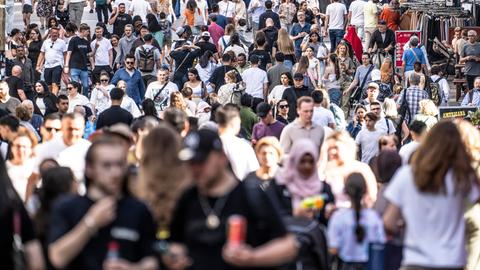 Viele Menschen in der Fußgängerzone nahe des Wuppertaler Hauptbahnhofs