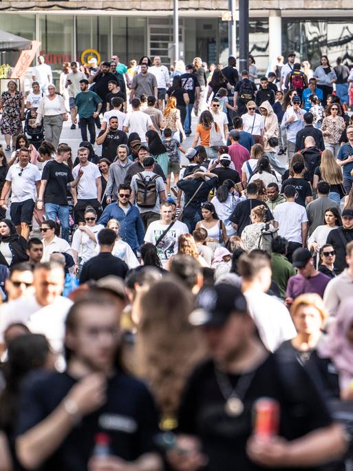 Viele Menschen in der Fußgängerzone nahe des Wuppertaler Hauptbahnhofs