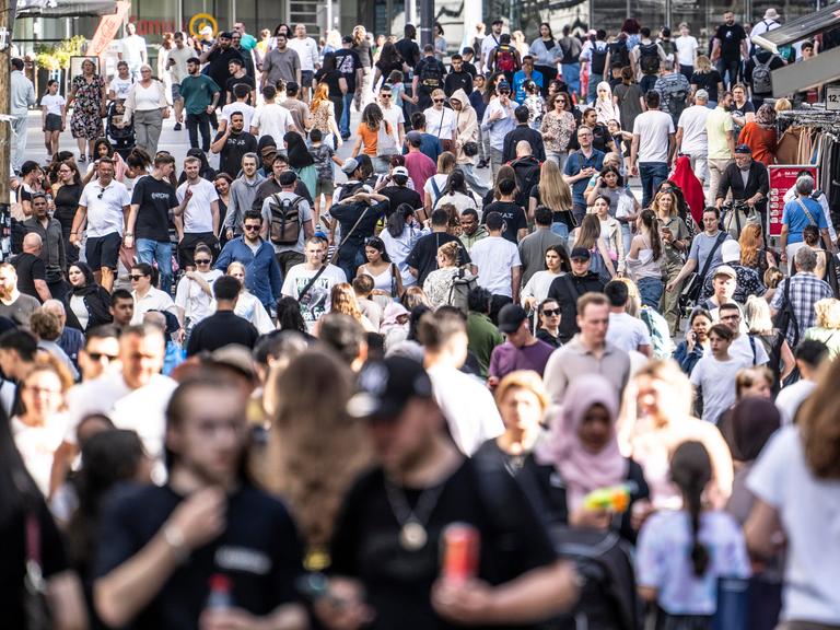 Viele Menschen in der Fußgängerzone nahe des Wuppertaler Hauptbahnhofs