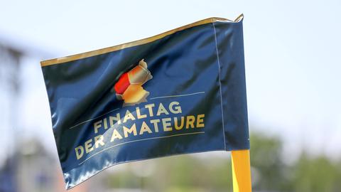 Fahne vom Finaltag der Amateure beim Sachsenpokal-Finale 1. FC Lokomotive Leipzig gegen den Chemnitzer FC im Bruno-Plache-Stadion in Leipzig