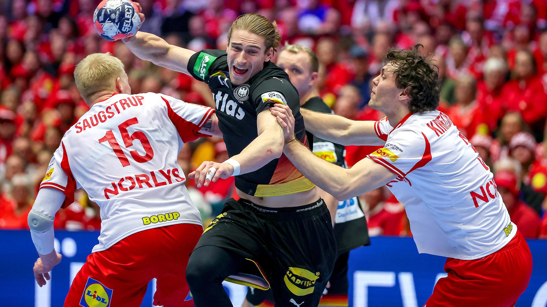 Knorr mit dem Ball in der Hand versucht, an Jensen vorbeizukommen und wird von diesem am Arm festgehalten.