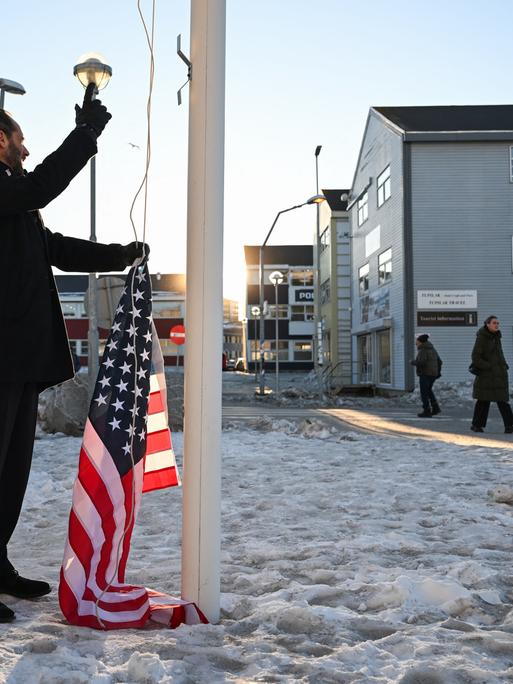 Der Kabarettist Maximilian Schafroth versuchte die US-Flagge auf Grönland zu hissen.