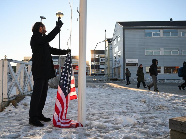 Der Kabarettist Maximilian Schafroth versuchte die US-Flagge auf Grönland zu hissen.