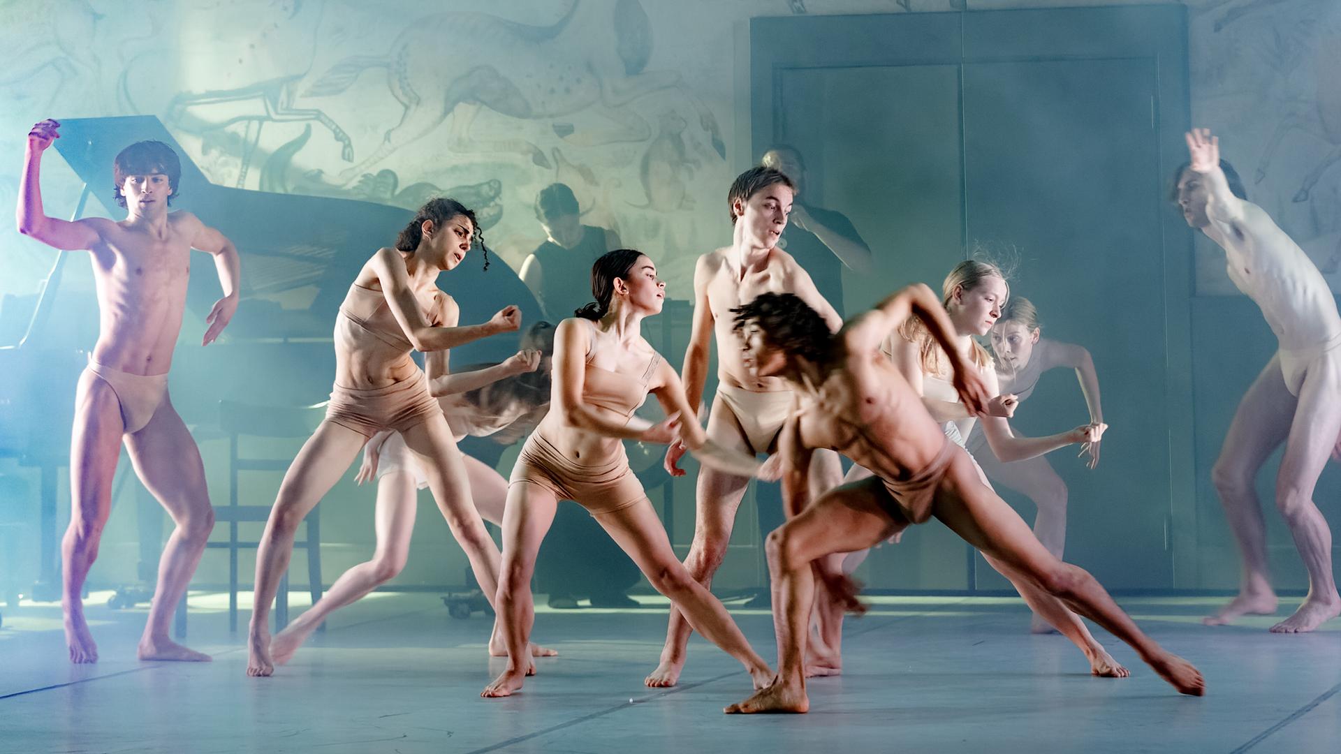 Das Ensemble des Bundesjugendballetts tanzt auf der Fotoprobe von "Die Unsichtbaren". Die Uraufführung der Tanz-Collage von John Neumeier findet als offizielle Eröffnung der 47. Hamburger Ballett-Tage am 16. Juni im Ernst Deutsch Theater statt.