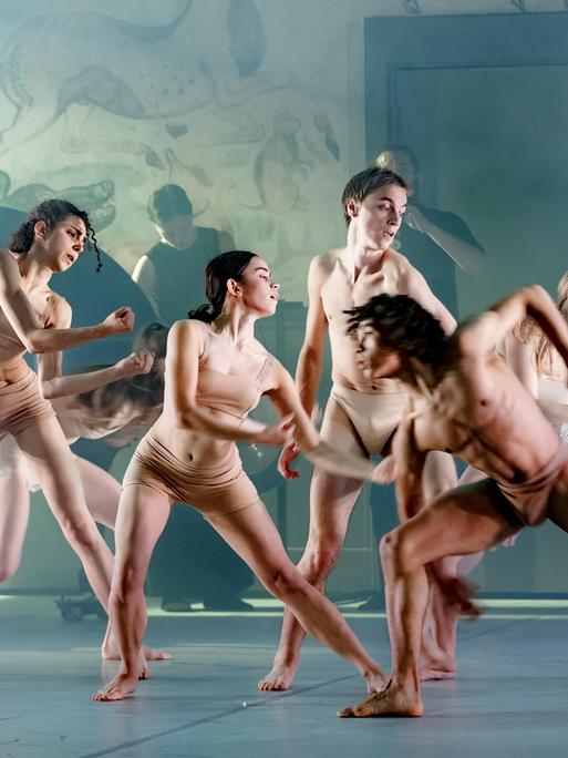 Das Ensemble des Bundesjugendballetts tanzt auf der Fotoprobe von "Die Unsichtbaren" (2022).