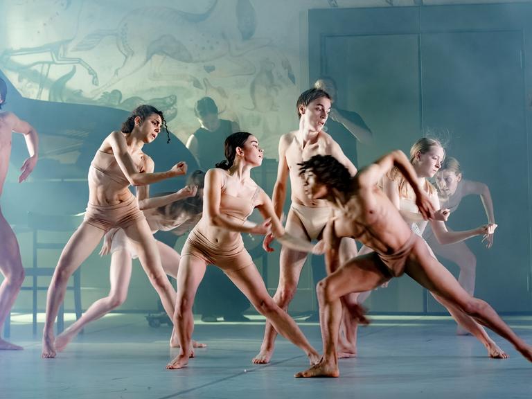 Das Ensemble des Bundesjugendballetts tanzt auf der Fotoprobe von "Die Unsichtbaren" (2022).