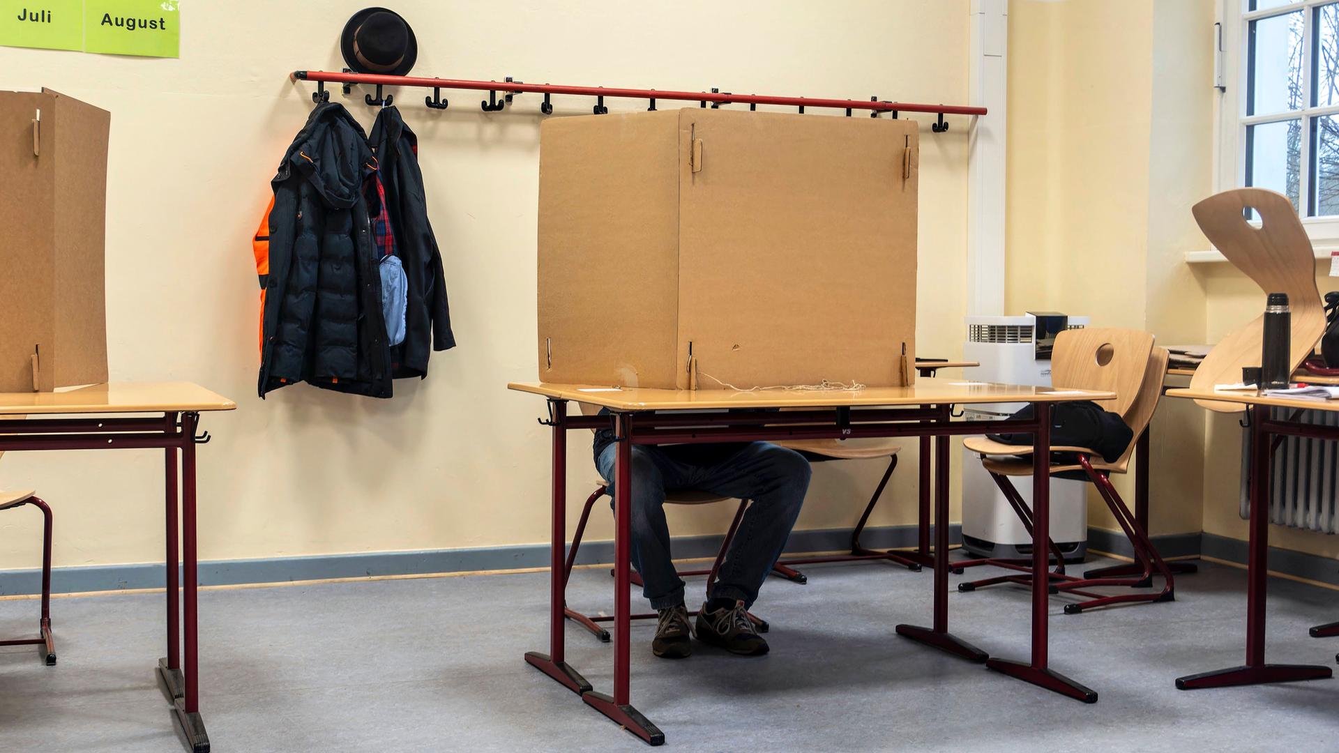 Eine Wahlkabine in einem Wahllokal im Bezirk Berlin Wilmersdorf (Schmargendorf). 
