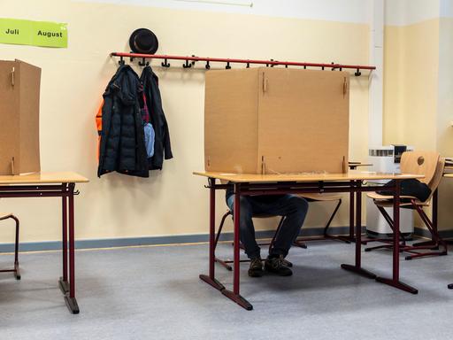 Eine Wahlkabine in einem Wahllokal im Bezirk Berlin Wilmersdorf (Schmargendorf). 