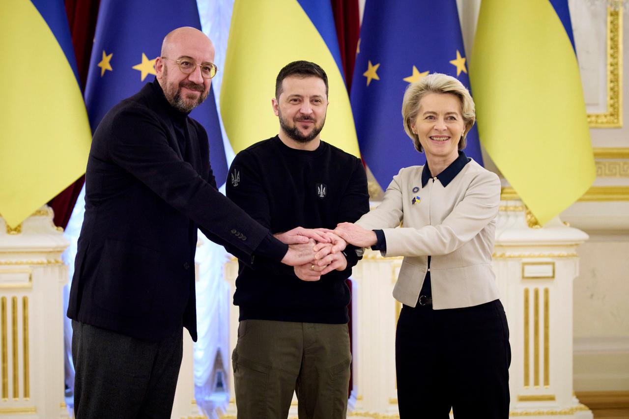 Dieses vom Pressebüro des ukrainischen Präsidenten via AP veröffentlichte Foto zeigt Charles Michel (l-r), Präsident des Europäischen Rates, Wolodymyr Selenskyj, Präsident der Ukraine, und Ursula von der Leyen, Präsidentin der Europäischen Kommission, während des EU-Ukraine-Gipfels. 