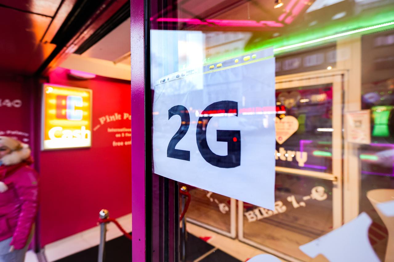 Ein Schild am Eingang eines Kaufhauses in Hamburg weist auf die 2G-Regelung hin. 