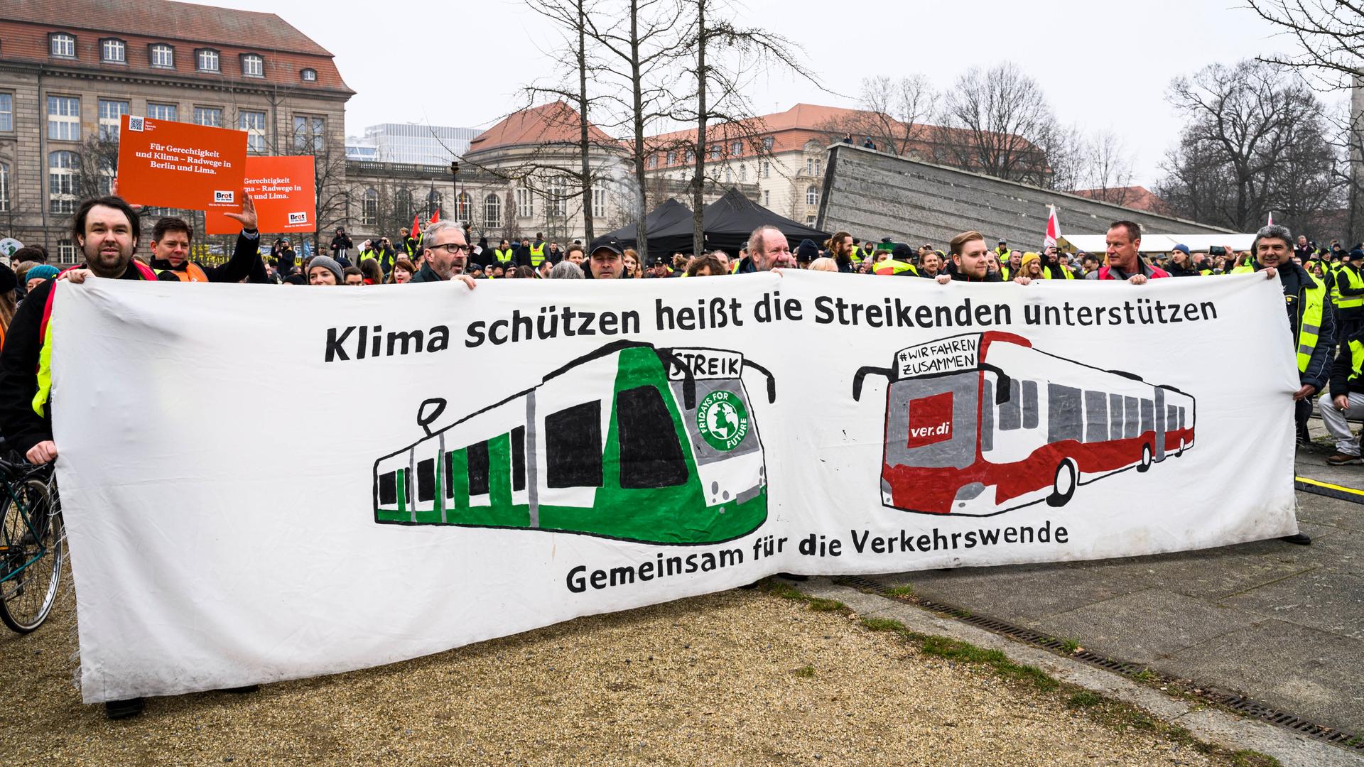 Klimastreik in Berlin - Am 01.03.2024 fanden sich in Berlin zahlreiche Teilnehmer im Rahmen der Kampagne WirFahrenZusammen zu einer Kundgebung ein.