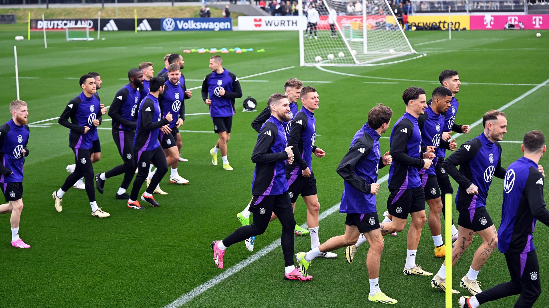Hessen, Frankfurt/Main: Die Fußball-Nationalmannschaft nimmt vor dem Länderspiel gegen Frankreich auf dem DFB Campus am Training teil. Hessen, Frankfurt/Main: Die Fußball-Nationalmannschaft nimmt vor dem Länderspiel gegen Frankreich auf dem DFB Campus am Training teil.