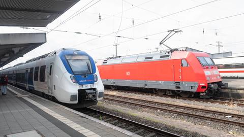 Züge am Bahnhof in Hamm stehen auf den Gleisen