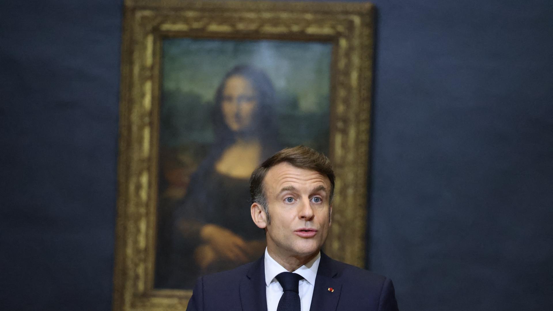 Frankreichs Emmanuel Macron kündigt den Umbau des Louvre an und spricht vor dem Porträt der Mona Lisa. 