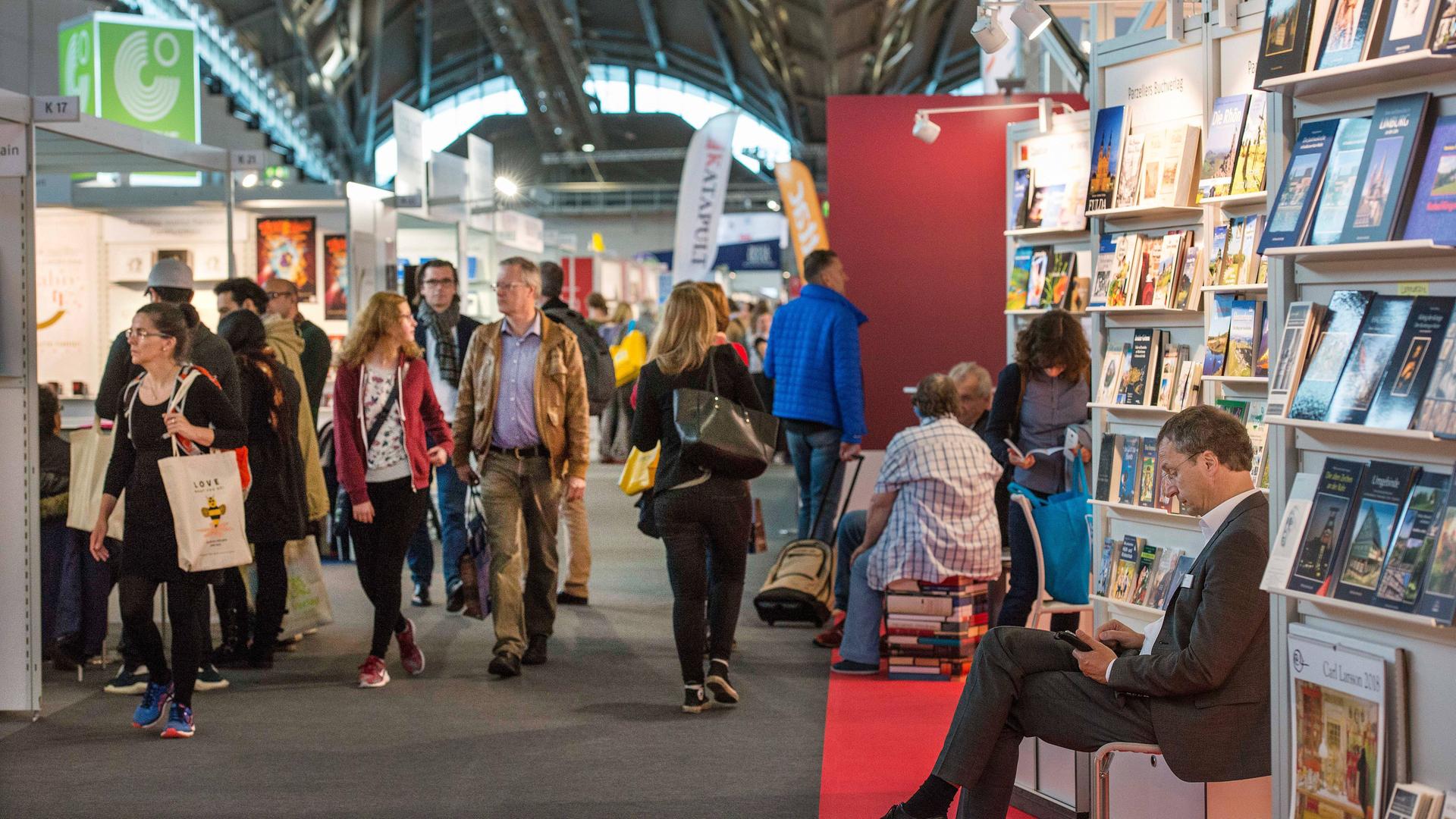 Besucher und Besucherinnen auf der Frankfurter Buchmesse 2017. Besucher und Besucherinnen auf der Frankfurter Buchmesse 2017.