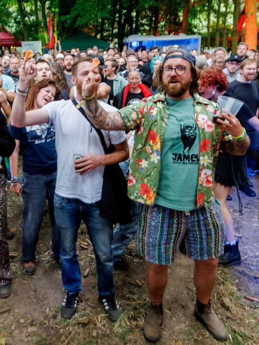 Besucher tanzen am ersten Tag des Musik-Festivals "Jamel rockt den Förster". (Quelle: dpa)