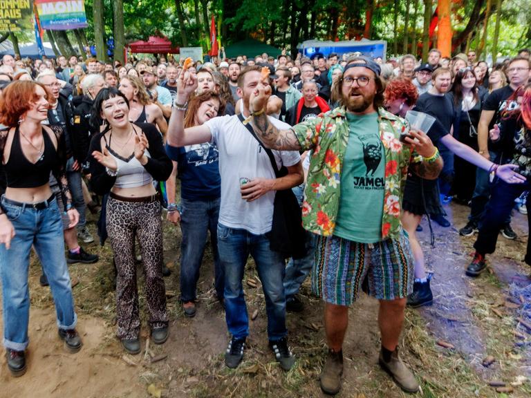 Besucher tanzen am ersten Tag des Musik-Festivals "Jamel rockt den Förster". (Quelle: dpa)