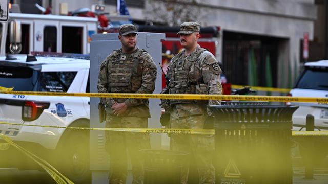 Zwei Einsatzkräfte hinter Absperrband nach den Schüssen auf zwei Mitglieder der Nationalgarde in Washington.