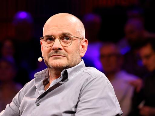 Der Schriftsteller Jonas Lüscher in der Veranstaltung "Sternstunde Philosophie" der Phil.Cologne 2025 in Köln.