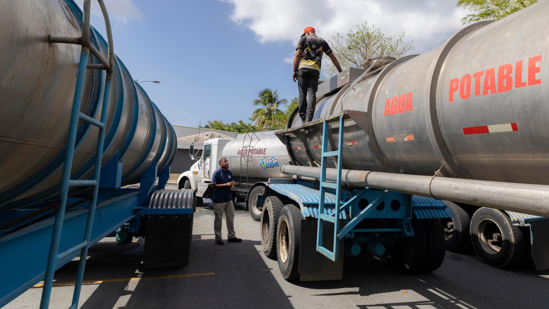 Ein Arbeiter läuft auf einem mit der Aufschrift "Agua Potable" versehenen Wassertankwagen im Rahmen einer Wasserverteilungsaktion in Puerto Rico am 17. Juli 2026. (Foto: Alejandro Granadillo/NurPhoto) Ein Arbeiter läuft auf einem mit der Aufschrift "Agua Potable" versehenen Wassertankwagen im Rahmen einer Wasserverteilungsaktion in Puerto Rico am 17. Juli 2026. (Foto: Alejandro Granadillo/NurPhoto)