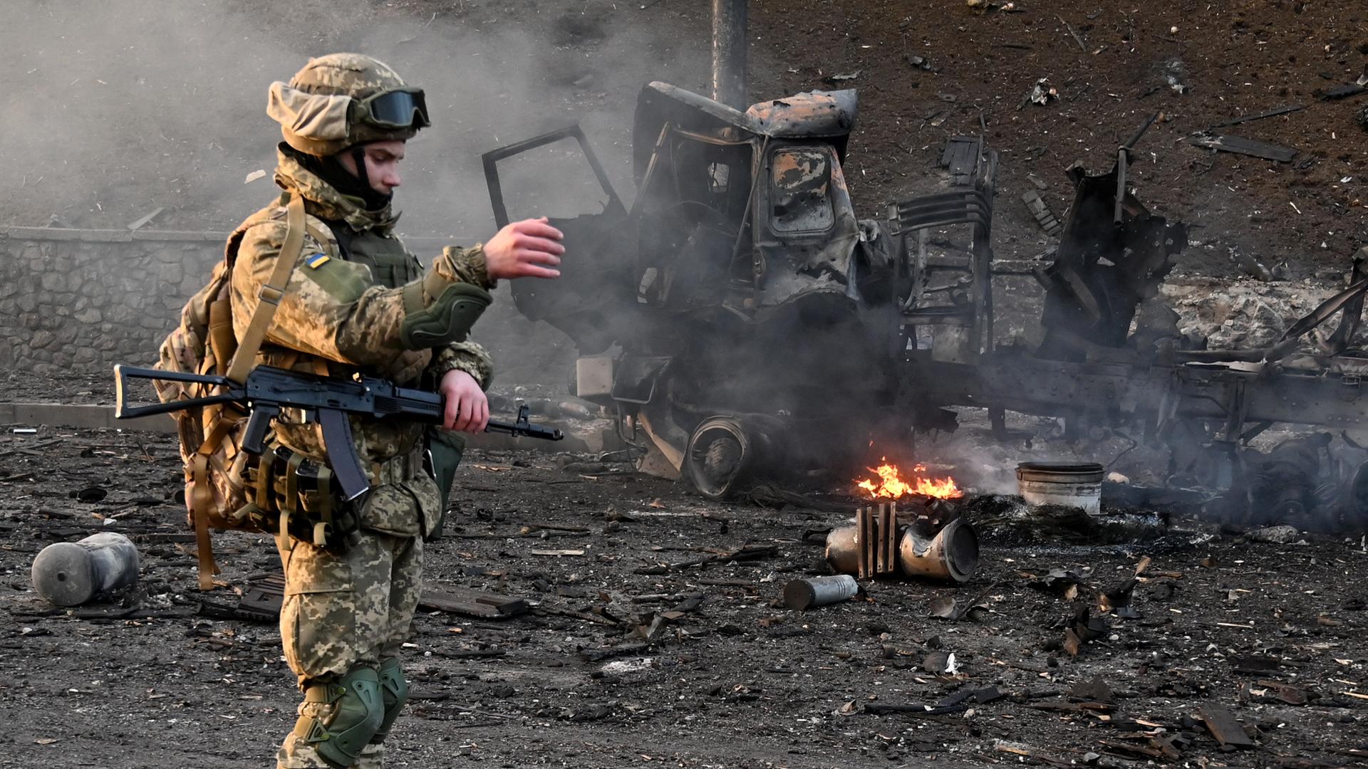 Ein ukrainischer Soldat vor Trümmern in der Hauptstadt Kiew