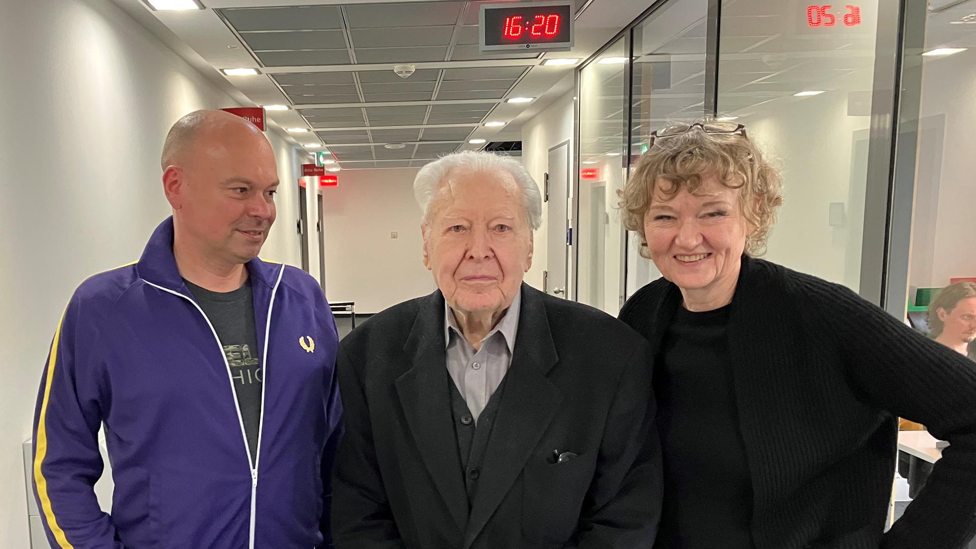 Gerhard Rühm flankiert von den Autoren der Sendereihe, Carolin Naujocks und Florian Neuner