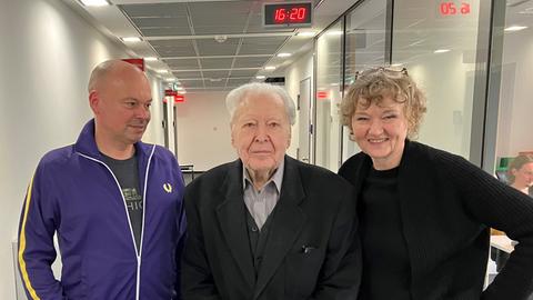 Gerhard Rühm flankiert von den Autoren der Sendereihe, Carolin Naujocks und Florian Neuner