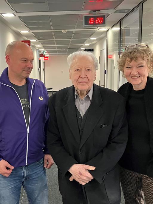Gerhard Rühm flankiert von den Autoren der Sendereihe, Carolin Naujocks und Florian Neuner