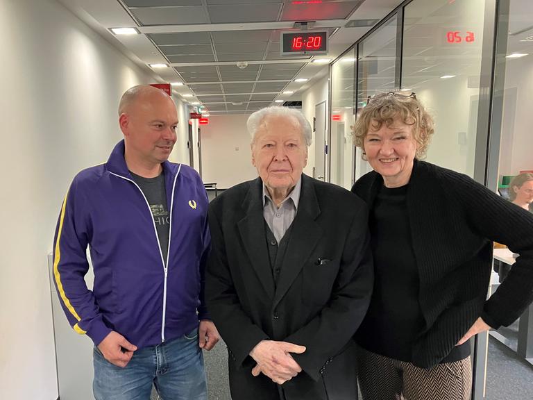 Gerhard Rühm flankiert von den Autoren der Sendereihe, Carolin Naujocks und Florian Neuner