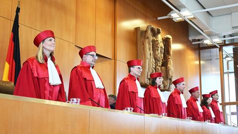 Der Erste Senat des Bundesverfassungsgerichts, Henning Radtke (l-r), Yvonne Ott, Stephan Harbarth, Vorsitzender des Senats und Präsident des Gerichts, Josef Christ und Ines Härtel, eröffnet die mündliche Verhandlung zu ärztlichen Zwangsmaßnahmen.