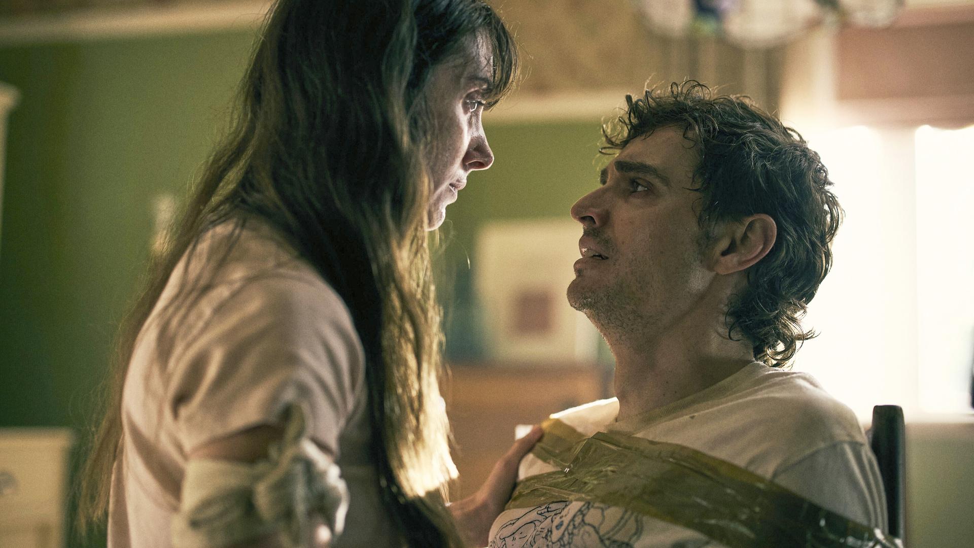 Die US-Schauspielerin Alison Brie (links) und ihr Kollege Dave Franco in einer Szene aus dem australischen Horrorfilm „Together“.