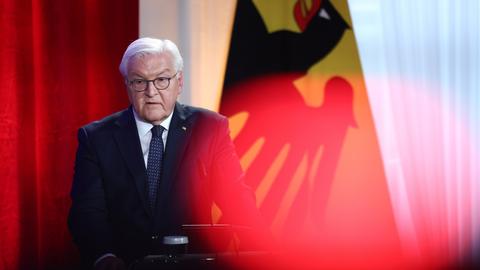 Bundespräsident Frank-Walter Steinmeier hält am Jahrestag des Mauerfalls 1989, des antijüdischen Pogroms der Nazis 1938 und der Ausrufung der Republik nach dem Ersten Weltkrieg 1918 in seiner Residenz Schloss Bellevue in Berlin.