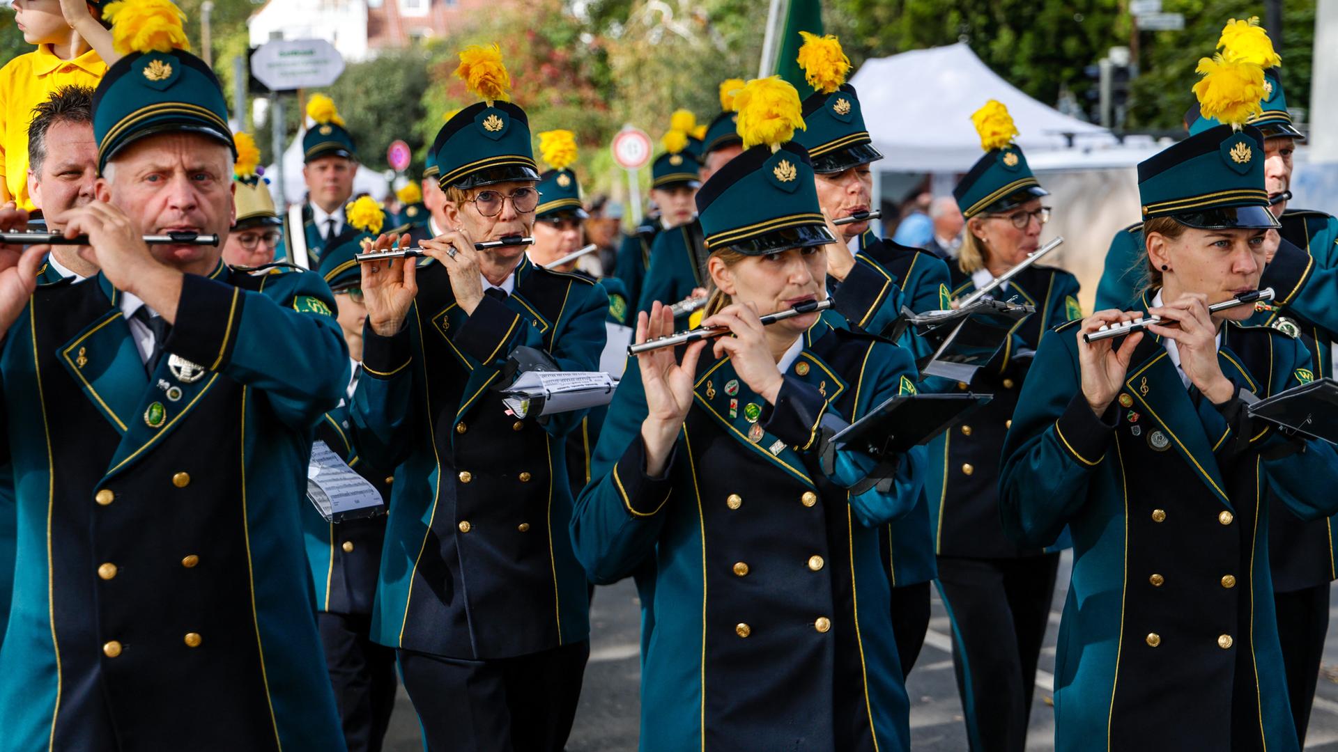 Musiker mit Kostümen laufen auf einer Straße. Musiker mit Kostümen laufen auf einer Straße.