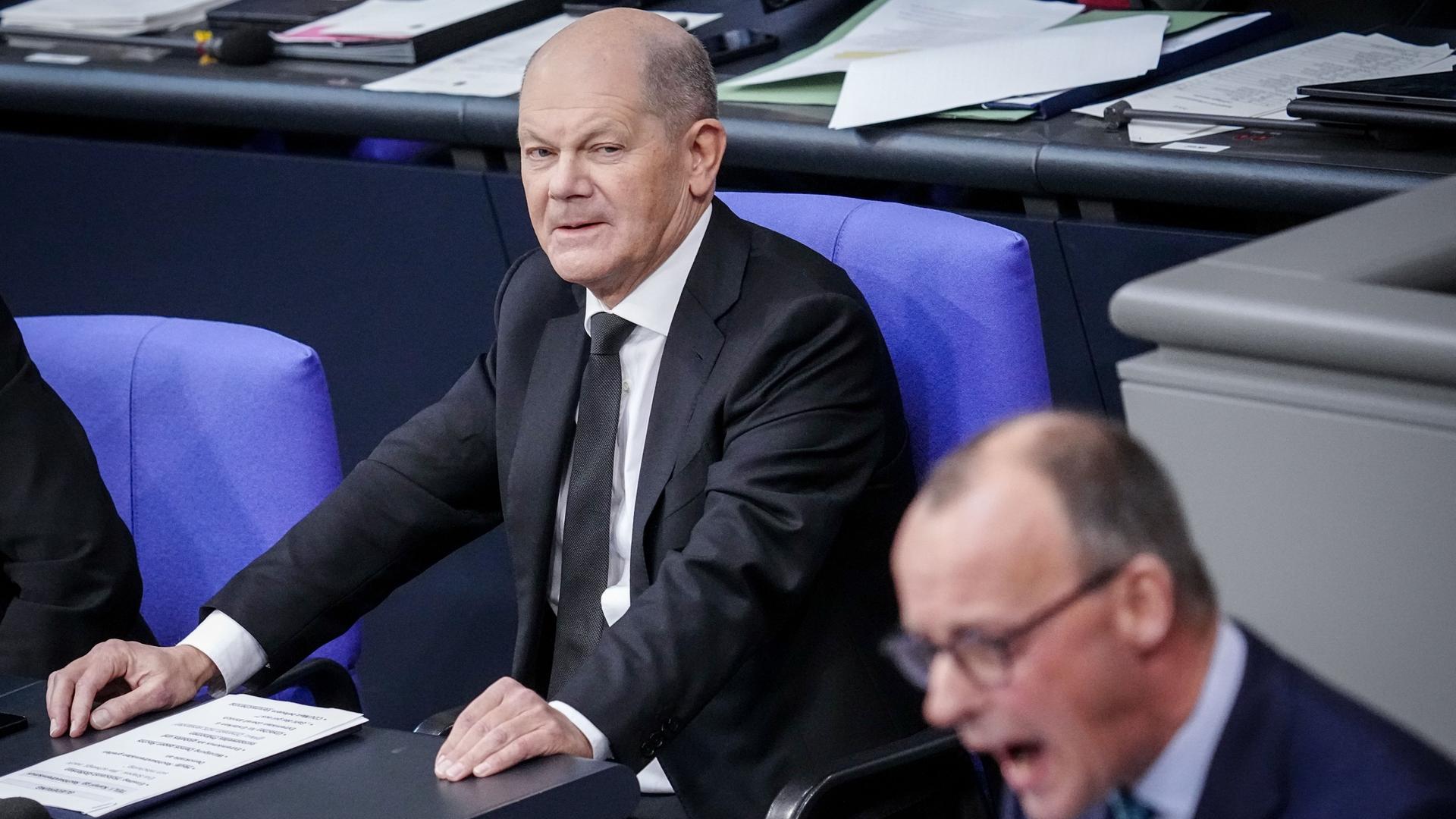 Berlin: Friedrich Merz (CDU), CDU-Bundesvorsitzender und Unionsfraktionsvorsitzender, spricht neben Bundeskanzler Olaf Scholz (SPD) im Bundestag in der Generaldebatte zum Etat des Bundeskanzlers und des Bundeskanzleramts.