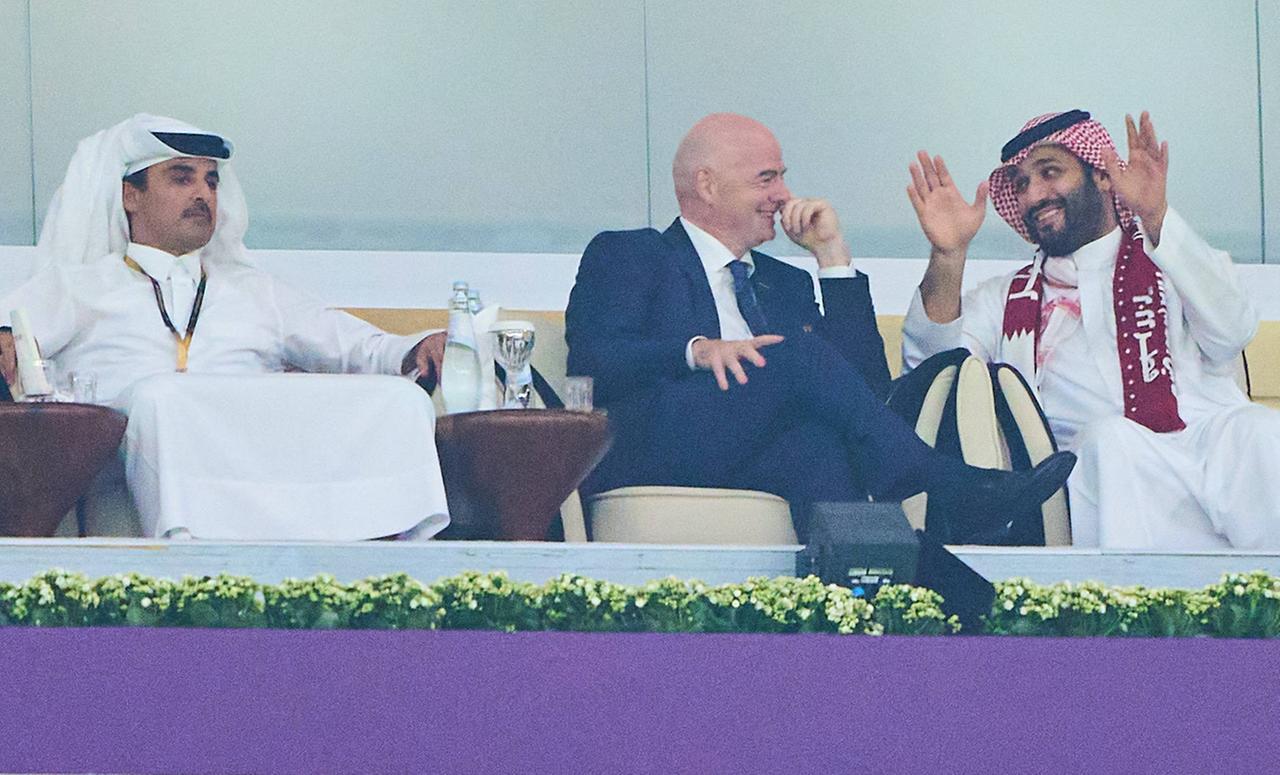 FIFA-Präsident Gianni Infantino mit Kronprinz Mohammed bin Salman (r.) und dem Emir von Katar Tamim bin Hamad Al Thani (l.)