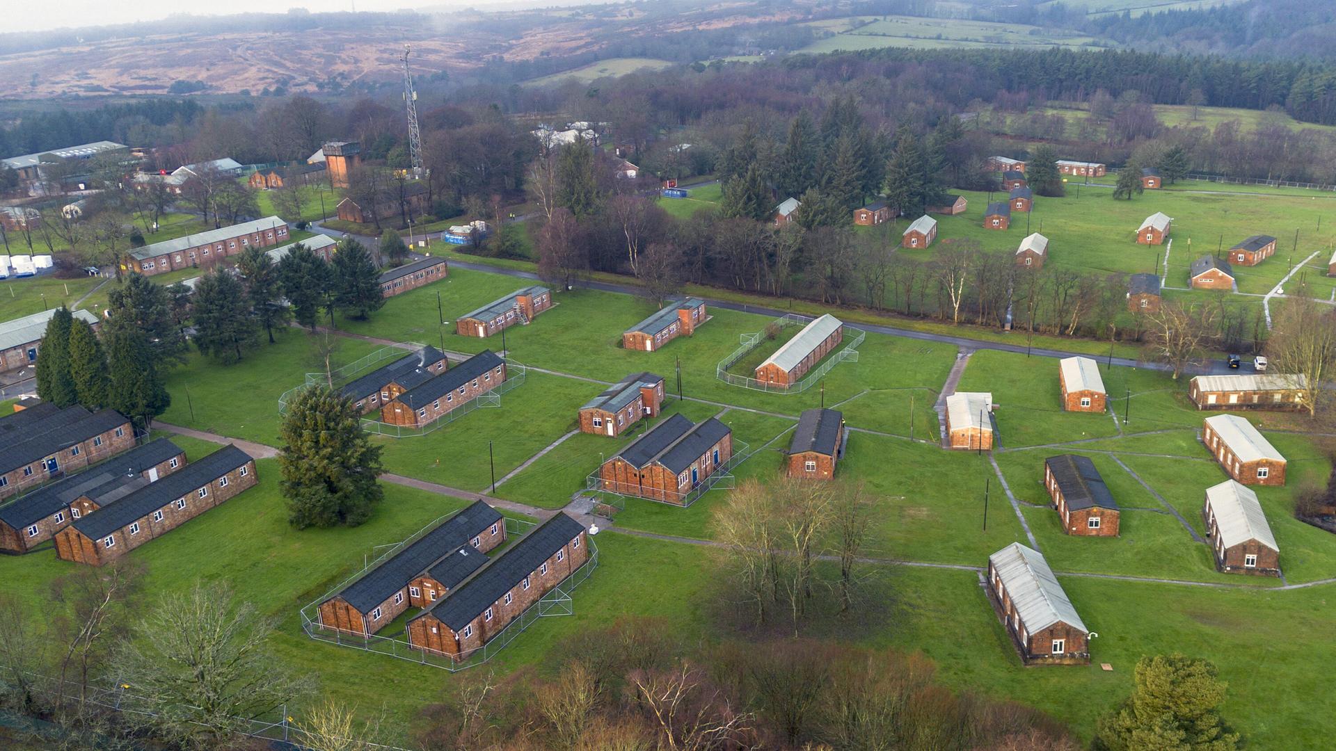 Luftaufnahme von Baracken eines ehemaliges Militärcamps in East Sussex in Großbritannien, das als Unterkunft für Asylbewerber dient.