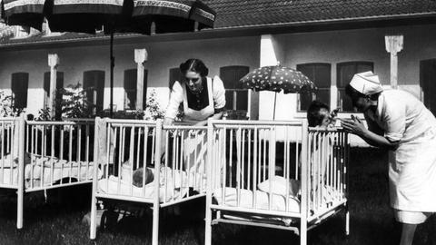 Das Foto zeigt eines der Mütterheime des von der SS unterhaltenen Vereins "Lebensborn" in Steinhöring bei Ebersberg in Oberbayern. 