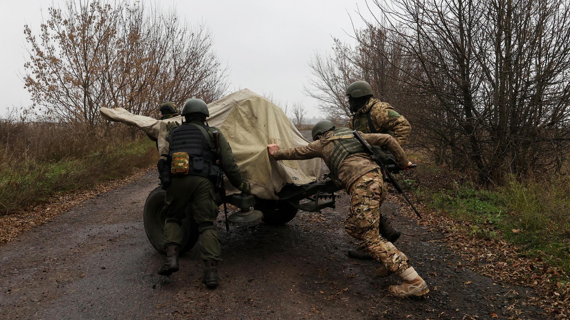 Ukrainische Soldaten schieben Flugabwehr-Gerät ZU-23-2 anti-aircraft in Richtung der Frontlinie in der Region Charkiw im Nordwesten der Ukraine 