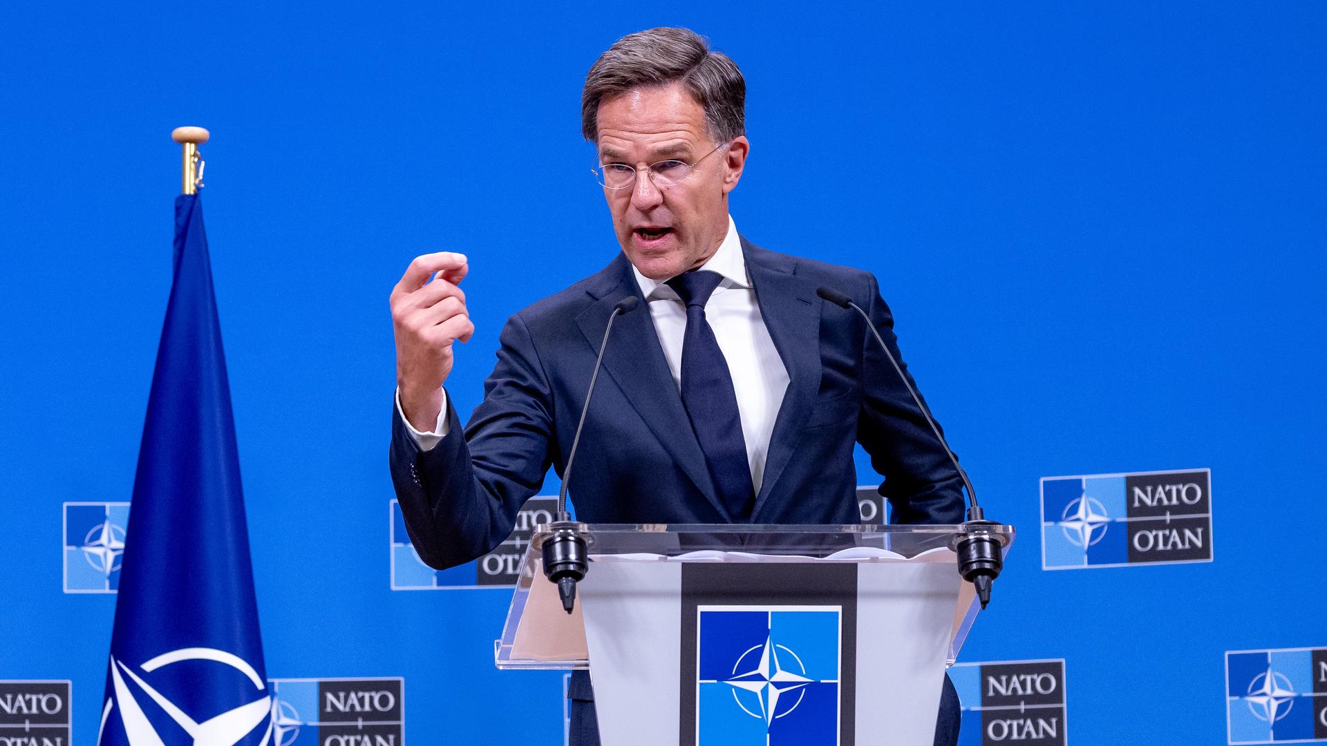 NATO-Generalsekretär Mark Rutte steht an einem Rednerpult und gestikuliert im NATO-Hauptquartier in Brüssel.