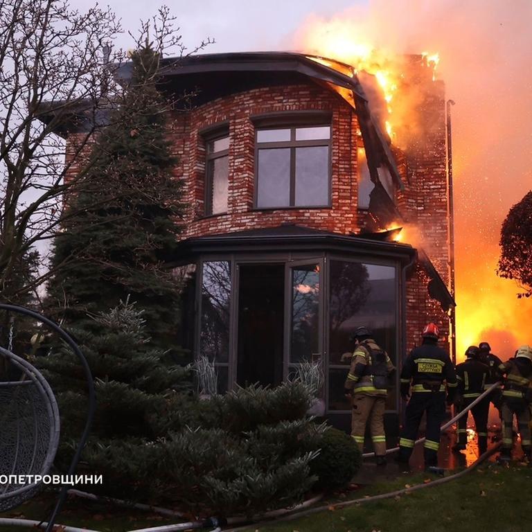 Dnipro: Auf diesem vom ukrainischen Katastrophenschutz zur Verfügung gestellten Bild löschen Rettungskräfte ein Feuer in einem Gebäude, das durch einen russischen Angriff auf Dnipro, Ukraine, schwer beschädigt wurde. 