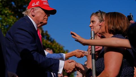 Donald Trump schüttelt die Hände von Zuschauern am Unabhängigkeitstag.