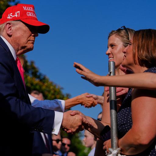 Donald Trump schüttelt die Hände von Zuschauern am Unabhängigkeitstag.