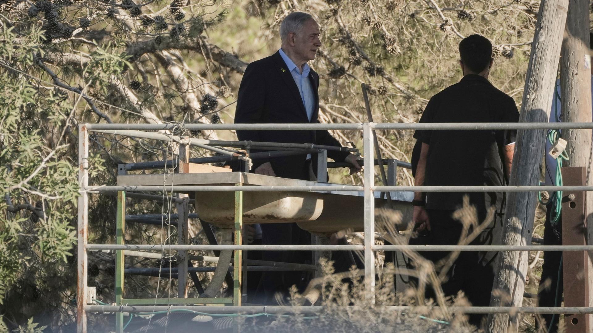 Kibbuz Nir Oz: Der israelische Premierminister Netanjahu besucht den Kibbuz Nir Oz nahe der Grenze zwischen Israel und Gaza. 