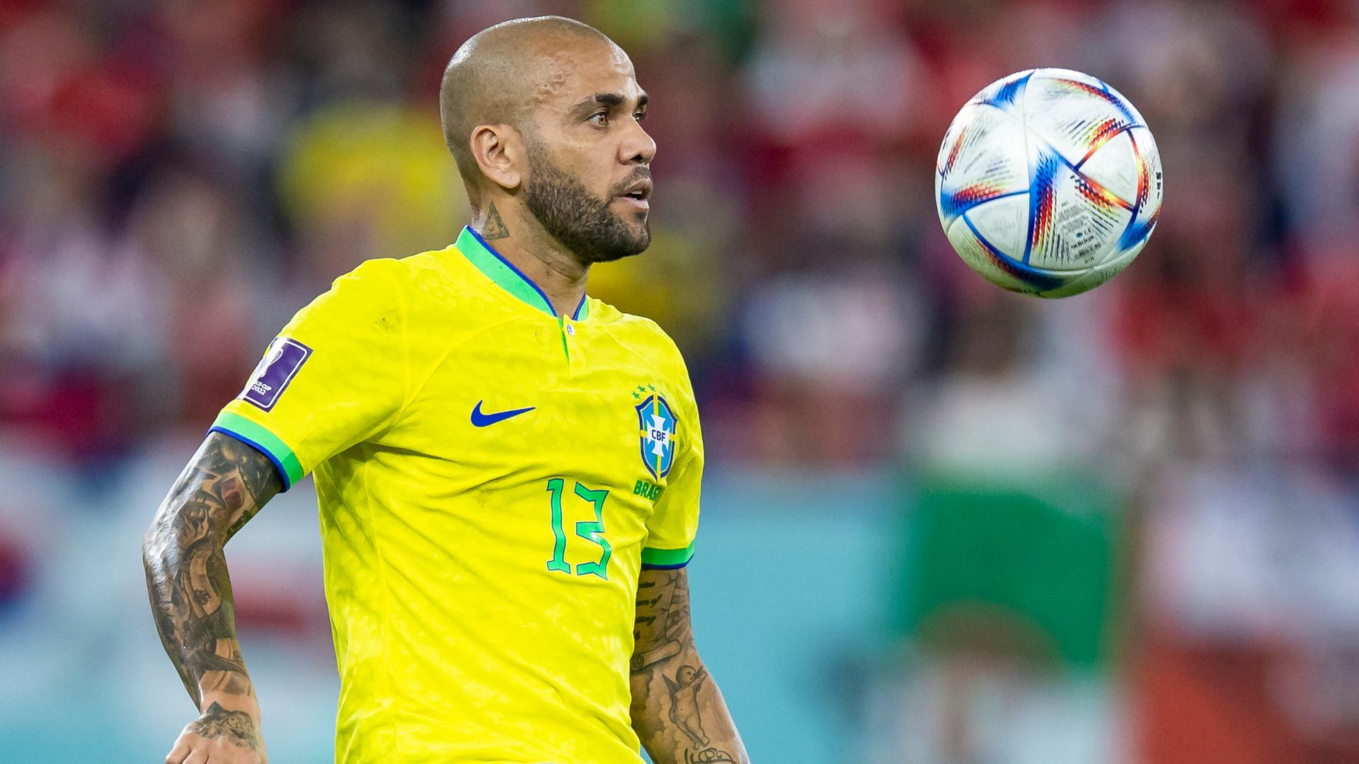 Fußballprofi Dani Alves im gelben Trikot während eines Fußballspiels Fußballprofi Dani Alves im gelben Trikot während eines Fußballspiels