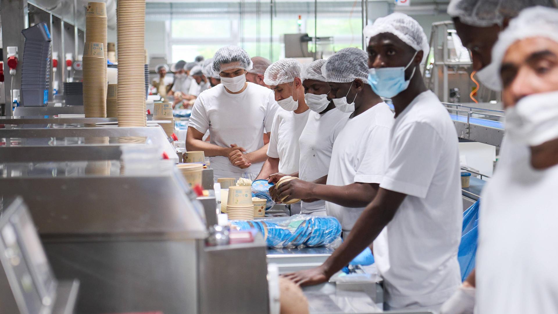 Eisproduktion in der Berliner Manufaktur Florida-Eis. In dem Traditionsunternehmen mit 230 Beschäftigten sind über 100 Geflüchtete aus verschiedenen Herkunftsländern angestellt. Eisproduktion in der Berliner Manufaktur Florida-Eis. In dem Traditionsunternehmen mit 230 Beschäftigten sind über 100 Geflüchtete aus verschiedenen Herkunftsländern angestellt.
